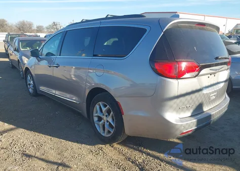 2017 Chrysler Pacifica Touring-L z USA, uszkodzony, nr VIN 2C4RC1BG8HR816082